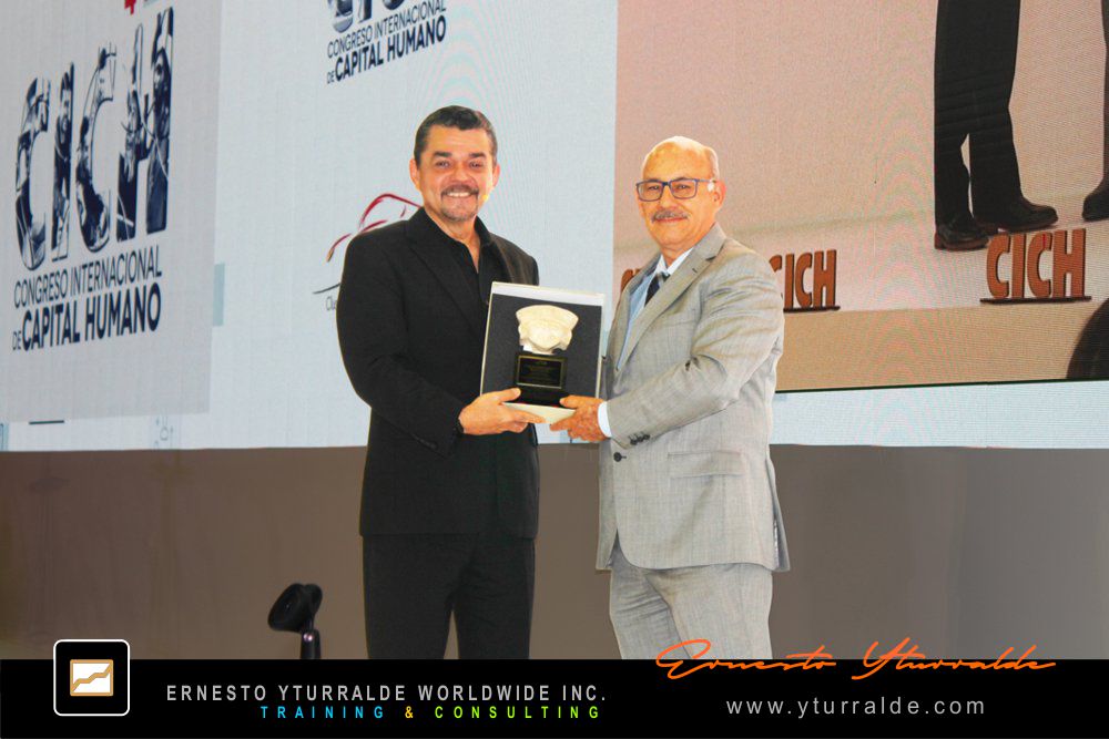 Ernesto Yturralde recibiendo reconocimiento internacional en México por sus aportes al Desarrollo Organizacional y Aprendizaje Experiencial